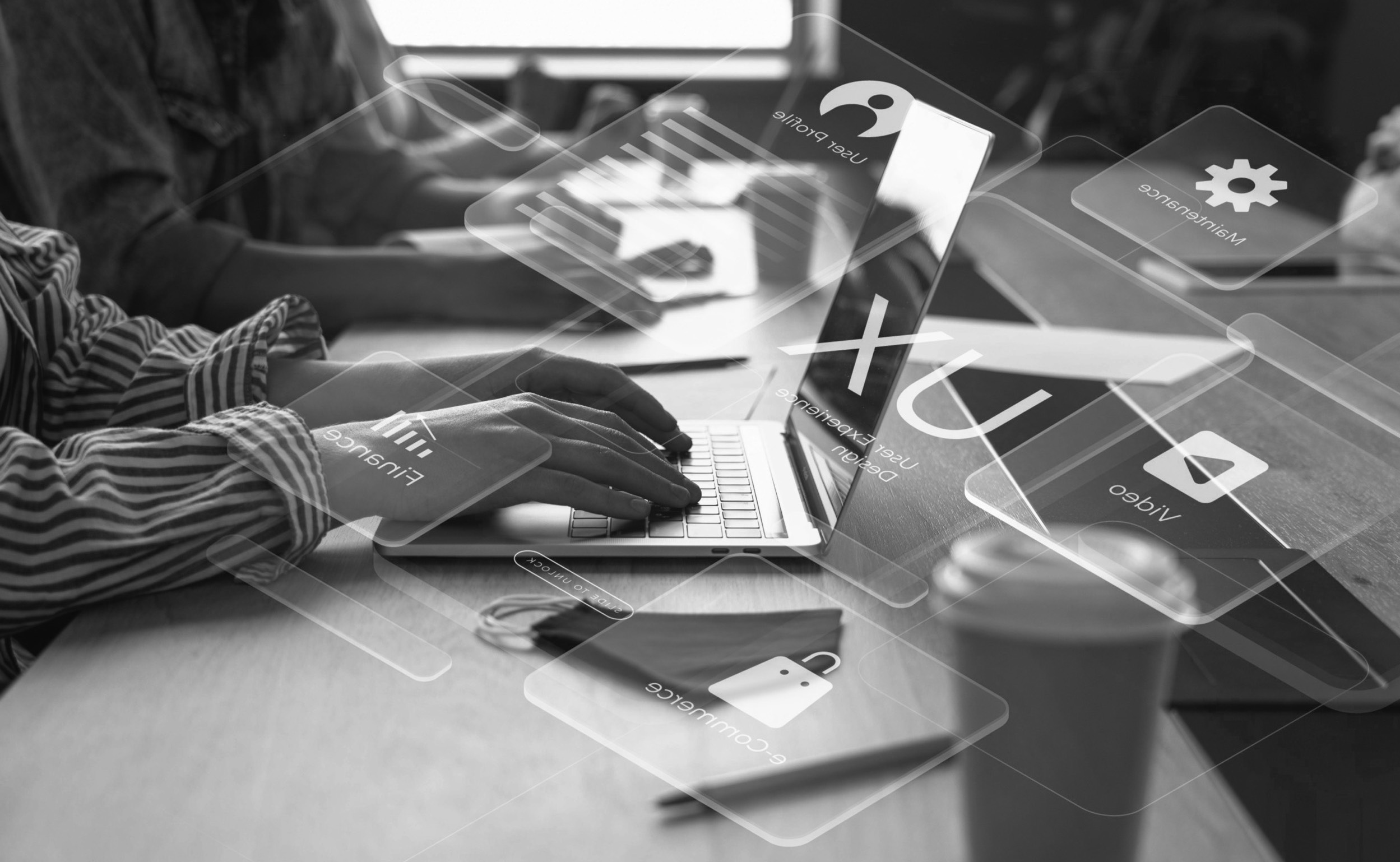 Teammeeting mit Fokus auf digitale Projektplanung und Zusammenarbeit