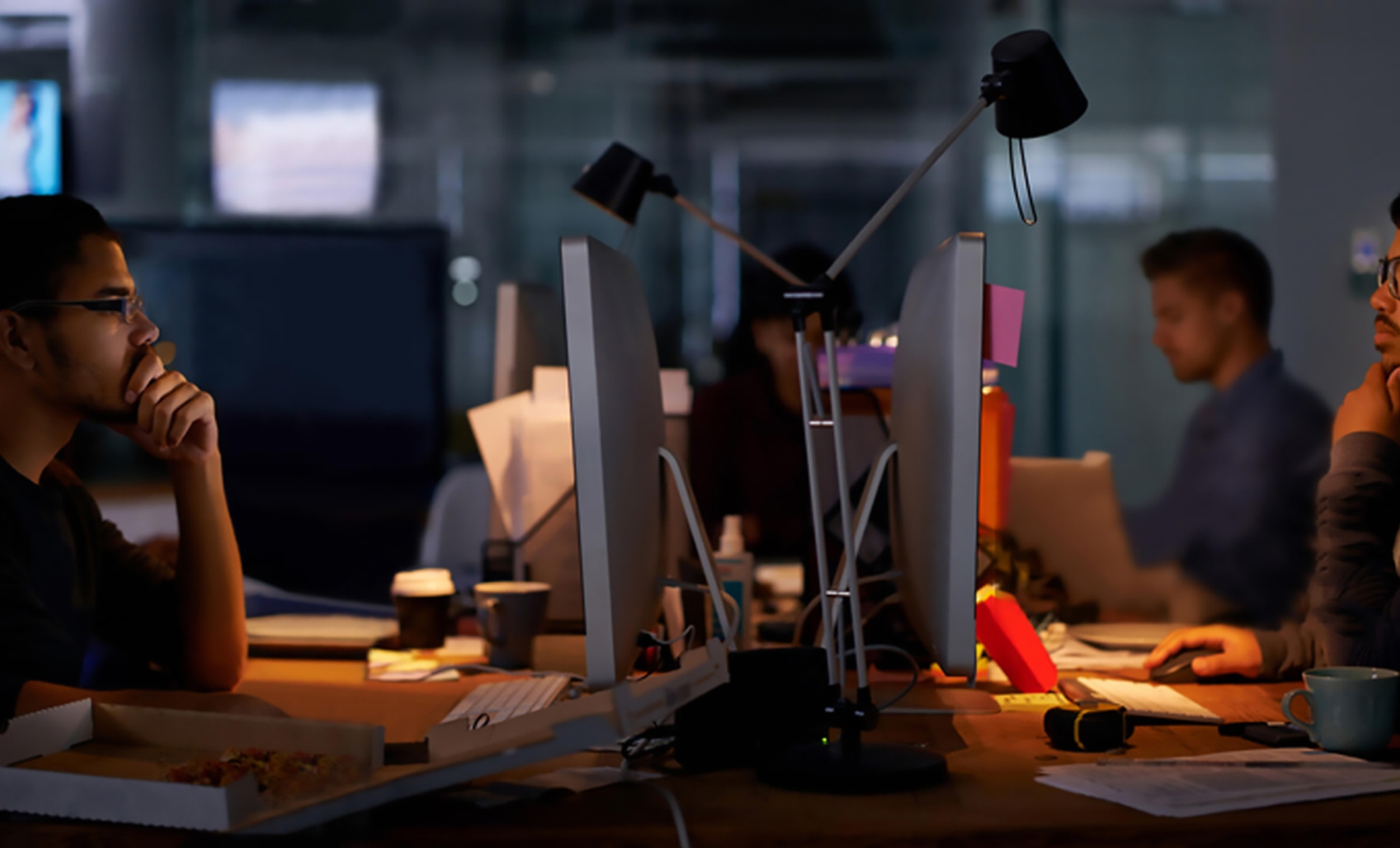 Team bei der Softwareentwicklung und technischen Umsetzung