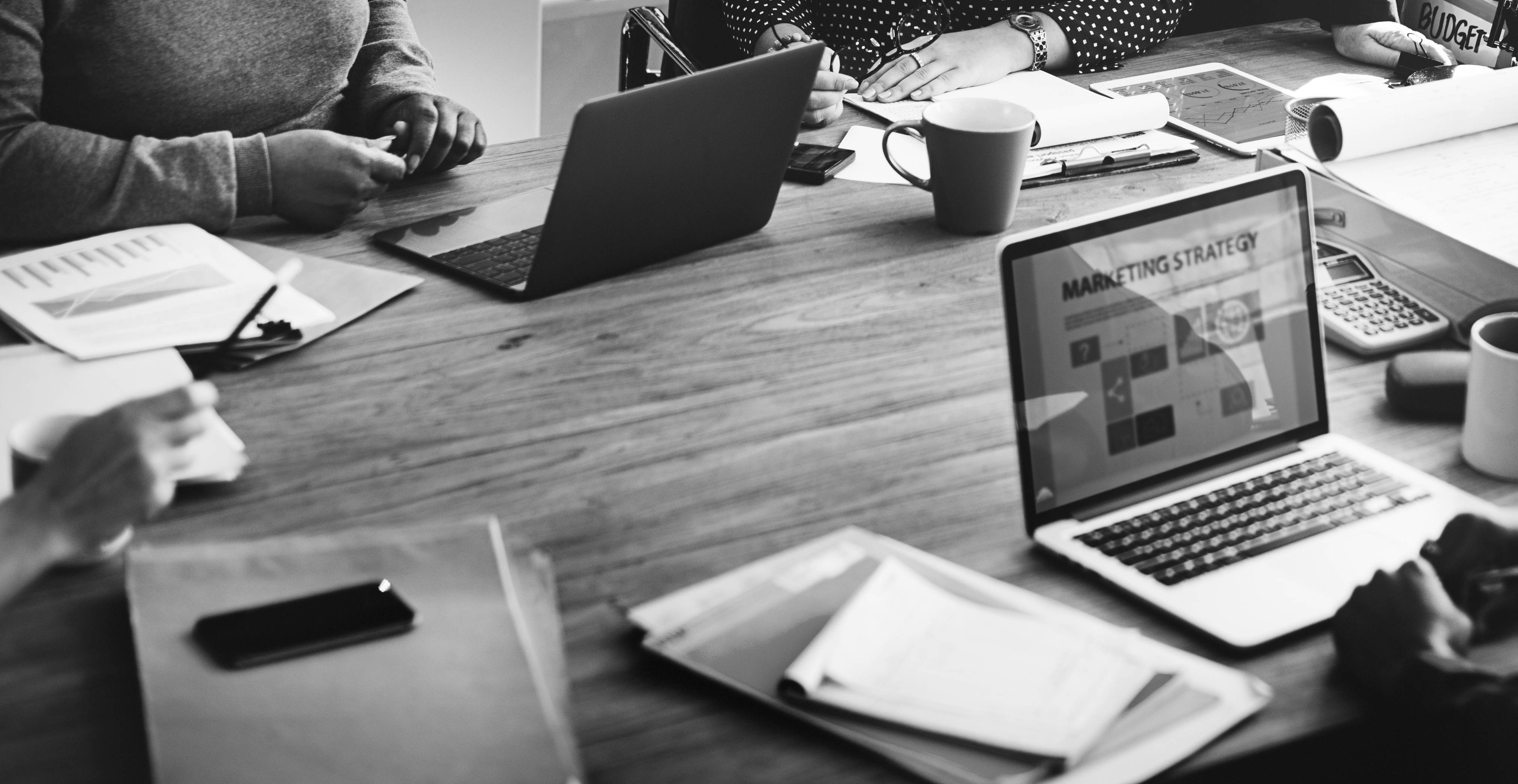 Monitor mit Analyse- und Tracking-Dashboard für Websites